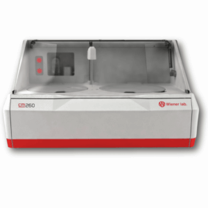 Analizador bioquímico automático Wiener Lab CM-260 con sistema de carga frontal y cubierta protectora transparente.