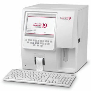 Analizador hematológico Wiener Lab Counter 19 con pantalla digital, teclado y sistema de impresión integrado.