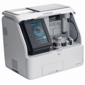 Analizador químico automatizado Fujifilm Dri-Chem NX700i con sistema de cartuchos para diagnóstico clínico.