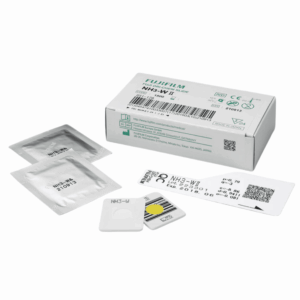 Reactivos FUJIFILM DRI-CHEM NH3-W para analizadores químicos clínicos, con empaque individual y etiquetas codificadas.