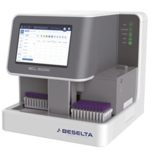 Analizador BESELTA BCL-6000 de quimioluminiscencia para inmunoensayo, con pantalla táctil y bandejas de muestras para laboratorio clínico.